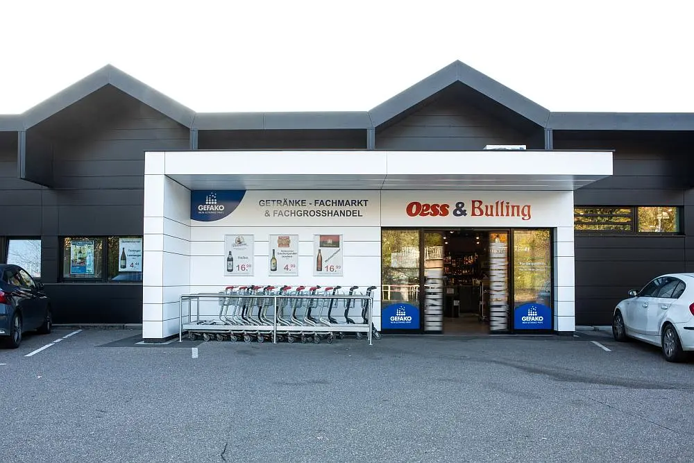 Eingang des Oess & Bulling Getränkemarkts in Mosbach-Diedesheim